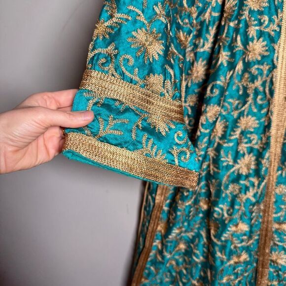 Two piece satin embroidered baroque pattern duster and slip dress - Picture 14 of 14